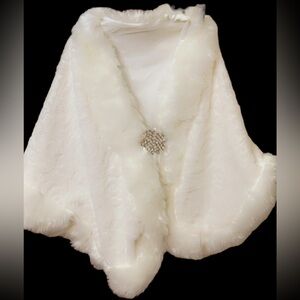 Women’s elegant, furry Shawl #WithBlingRhinestoneClip 🛍️🌹